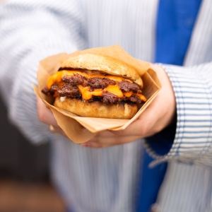 Glutenfri Signaturburgare med tryffelmajonnäs och isad silverlök