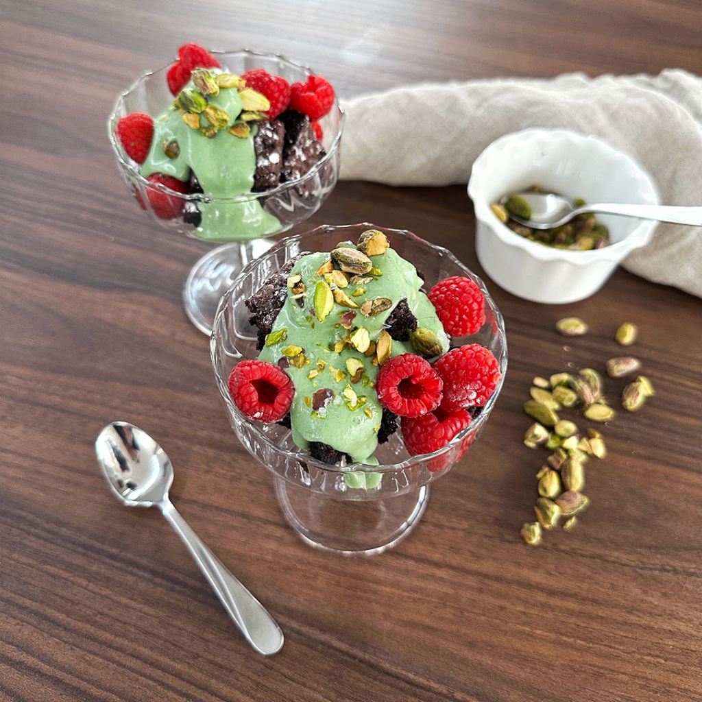 Glutenfreier Browniekuchen im Glas mit Pistaziencreme